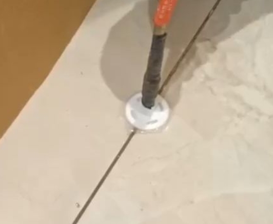 沙坪坝瓷砖空鼓维修公司专业解答瓷砖在铺贴过程中，如果没有涂抹均匀到位的粘结材料（如水泥砂浆或瓷砖胶），可能会导致以下问题